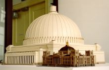 Das Modell der „Großen Halle des Volkes“ von Manfred Jonas